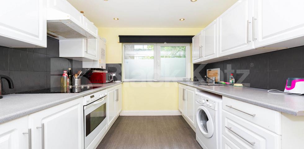 			CLOSE TO CITY UNI, 3 Bedroom, 1 bath, 1 reception Apartment			 Agdon Street EC1, CLERKENWELL
